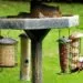 Hauteur mangeoire oiseaux dans un jardin avec mangeoire installรฉe