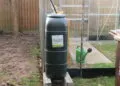 Rรฉcupรฉrateur dโeau de pluie installรฉ dans un jardin.