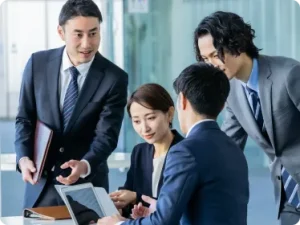 資料を見ながら話し合うビジネスマンたち