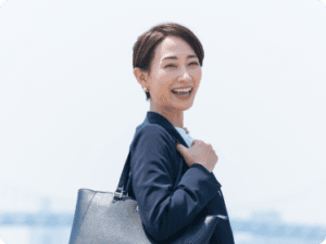 笑顔で振り返るビジネスウーマン