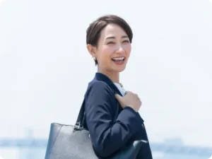 笑顔で振り返るビジネスウーマン