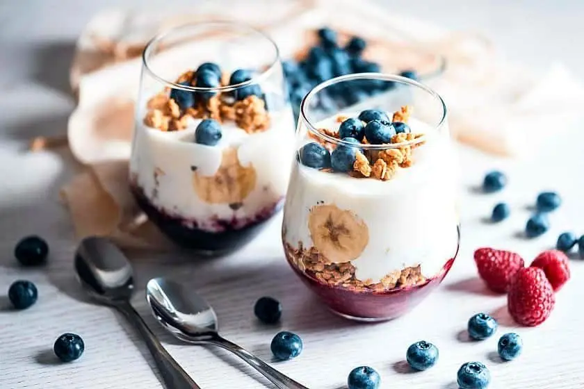 Yogurt-with-blueberries-840-01 Natural yogurt with blueberries HEALTHY FOODS