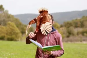 Michaël Crosa en parfaite communion avec ses poules. Crédit : Samantha Clerc