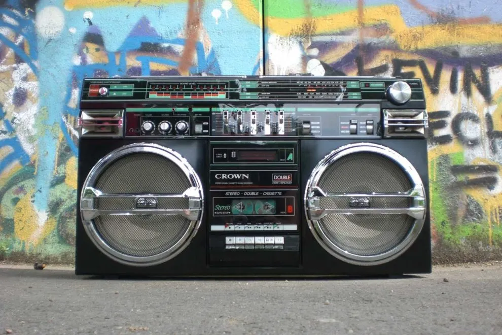 Poste Radio 80's Hip Hop sur fond de graffitis