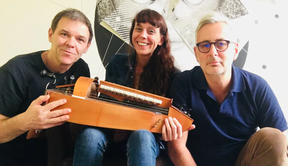 Trio Muddy Gurdy de gauche à droite Tia Gouttebel, Gilles Chabenat et Marc Glomeau