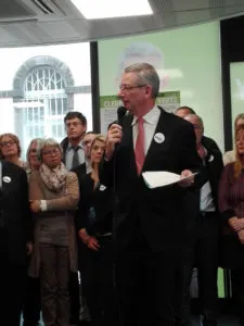 Eric Faidy commentant son programme des élections municipales