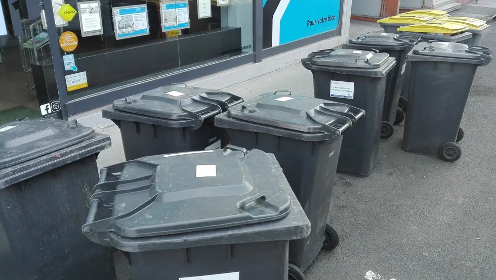 Poubelles dans la rue