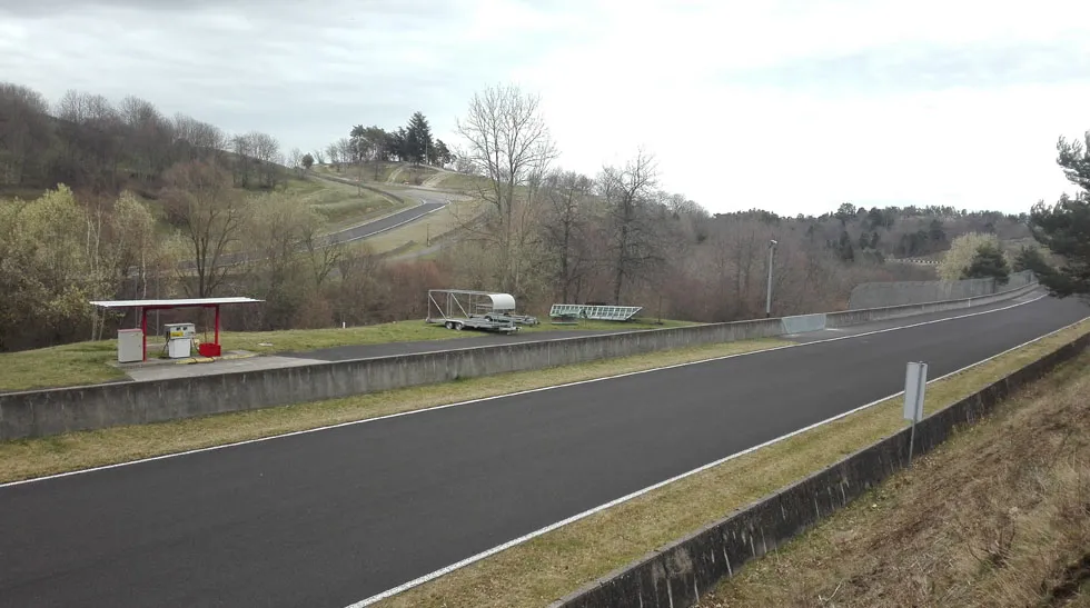Une ligne droite de la piste du circuit de Charade