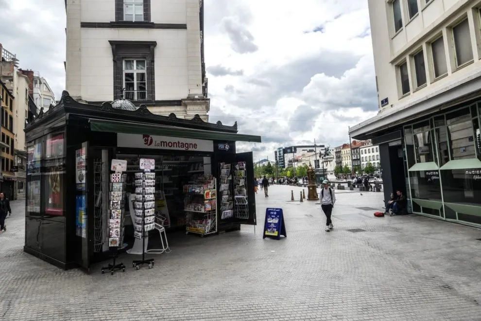 Le kiosque de la Place de Jaude dépourvu des quotidiens nationaux.