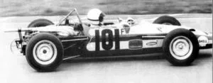 J.L. Salomon au volant de sa Martini Formule France jaune et rouge /