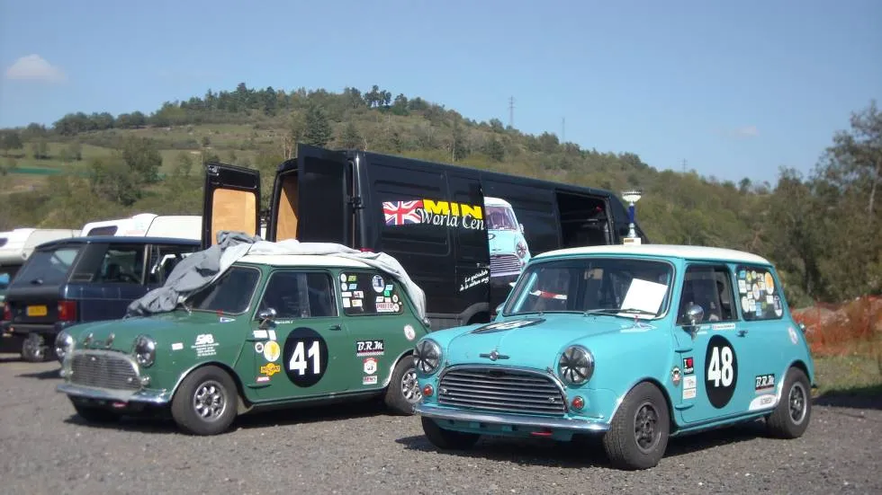 2 Mini Cooper préparées pour la compétition historique / photo Olivier Perrott
