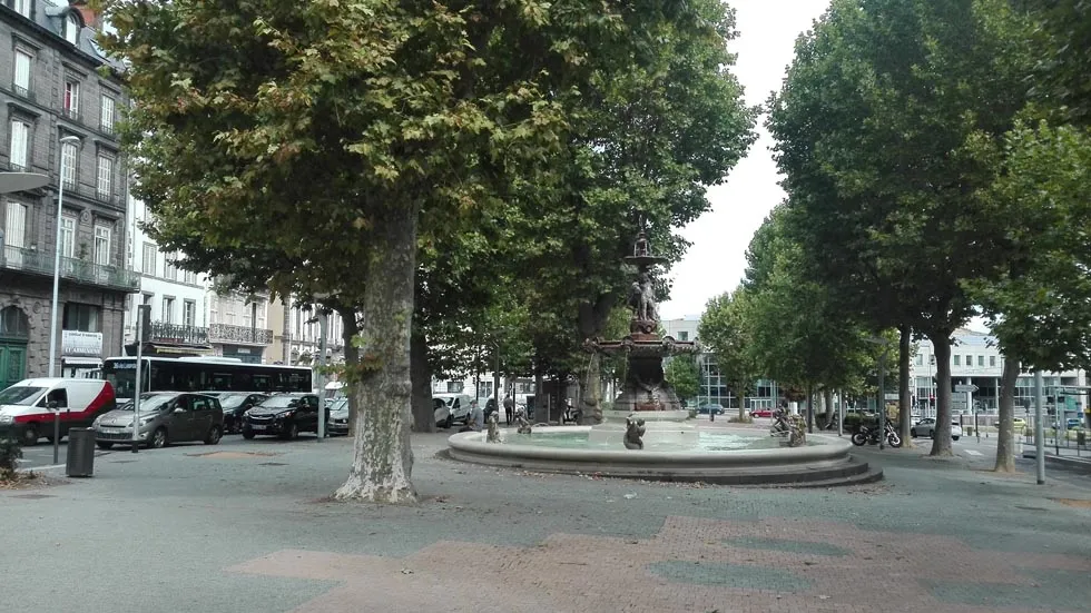 Le centre de la Place Delille avec ses arbres et sa fontaine- photo 7 Jours à Clermont.