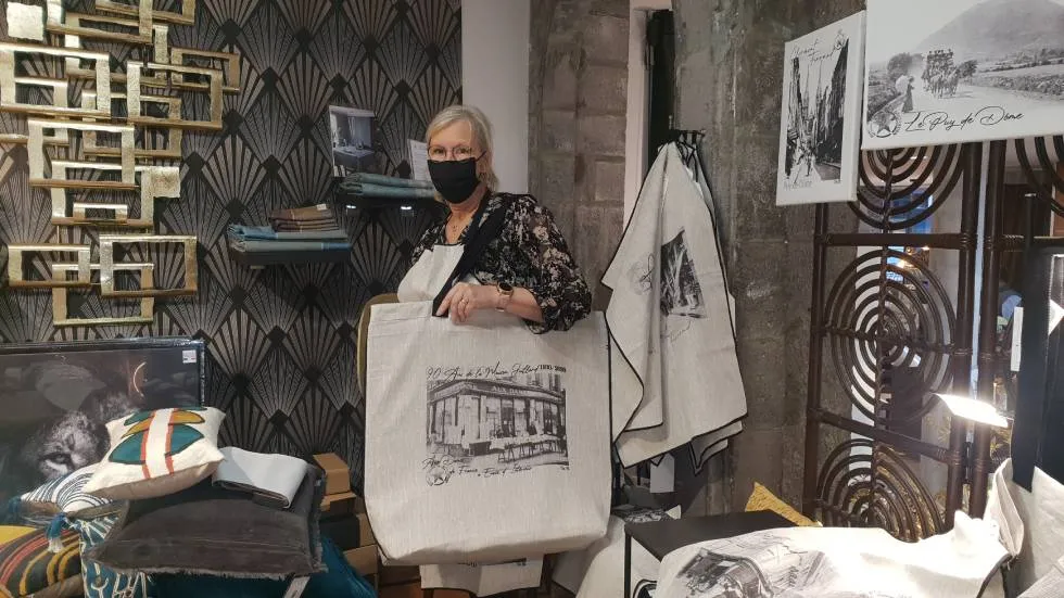M-C. Dufour porte un sac spécial 90 ans de la Maison Juillard / Photo 7 Jours à Clermont