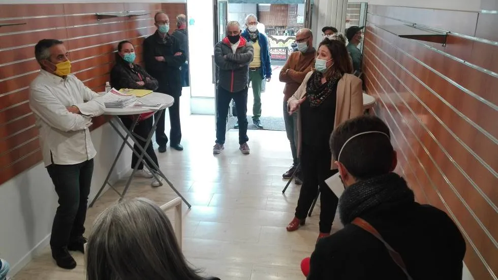 L'élue Julie Duvert entourée de commerçant et d'habitants de Chamalières / Photo 7 Jours à Clermont