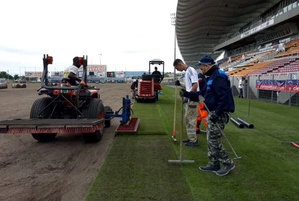 Pose de la pelouse au Stade Montpied / Photo Dr