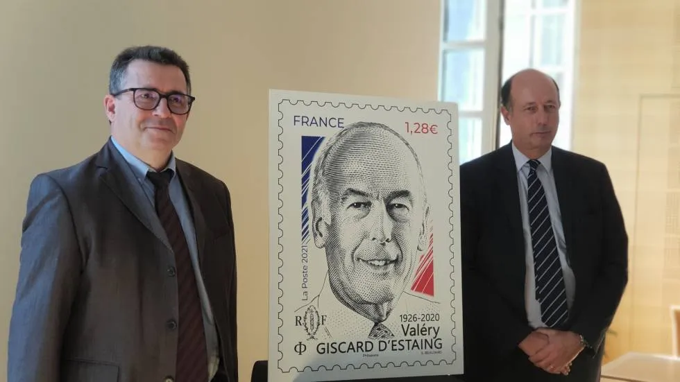 Le directeur territorial de la Poste et Louis Giscard d'Estaing présentent le timbre à l'effigie de VGE