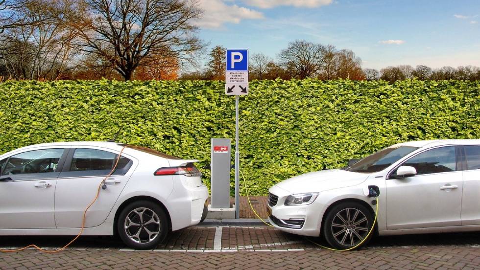 Voitures électriques / Photo Joenomias - Pixabay
