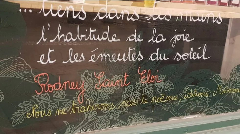poème sur vitrine / Photo 7 Jours à Clermont