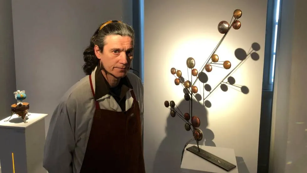 Dr Prout et sa sculpture «La poursuite» Photo Christophe Grand