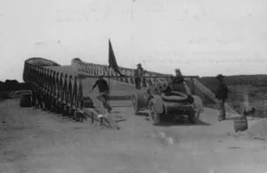 À Laqueuille, une passerelle en bois pour franchir la voie ferrée. Coll. Louis/Françoise Saugues