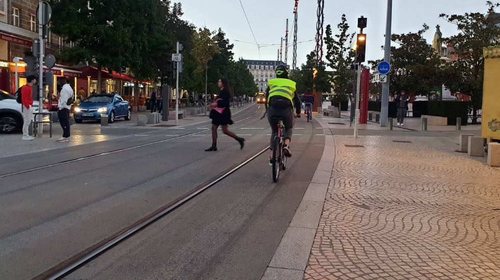 Cycliste sur voie de Tram / Photo 7 Jours à Clermont
