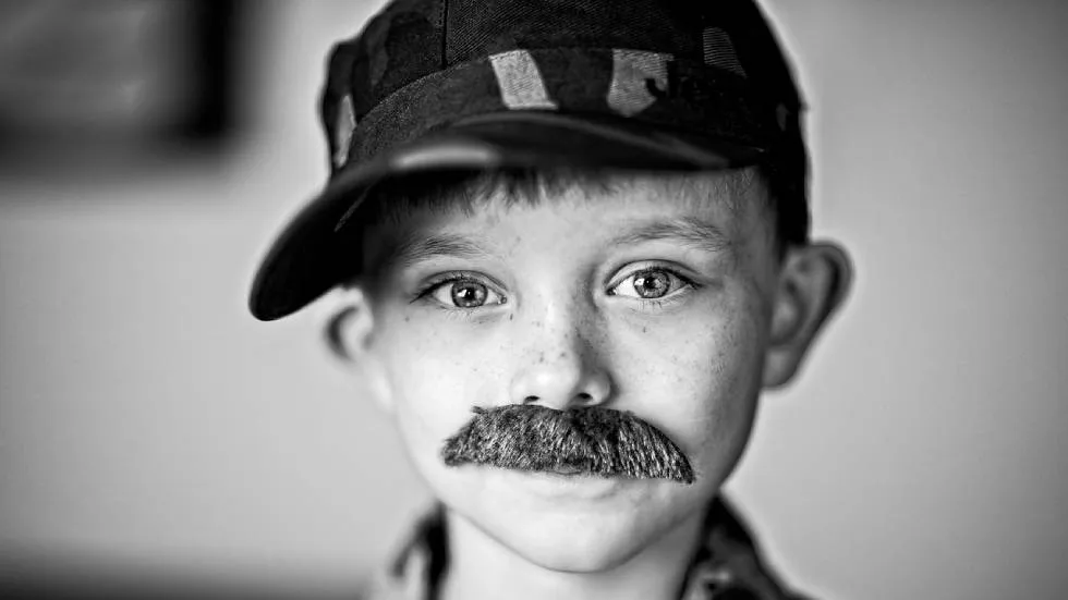 Enfant à fausse moustache Photo Artur Skoniecki - Pixabay