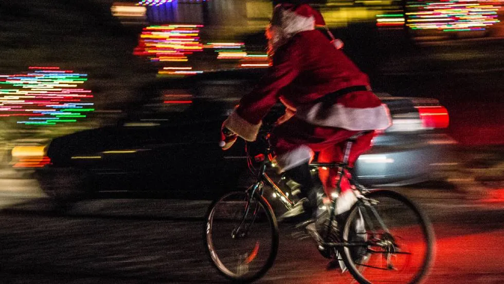 Père Noël à vélo /Photo Robert Couse-Baker-pxhere.com
