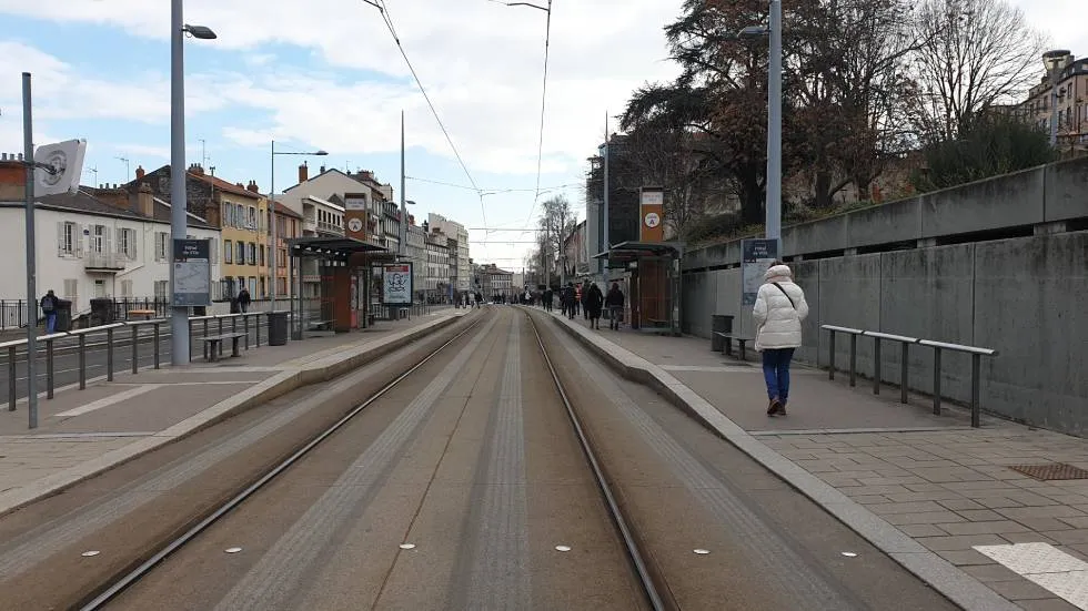 Clermont, voie du tramway vide / photo 7 Jours à Clermont