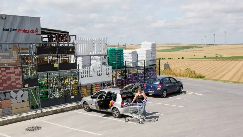 – Mission photographique Grand Est – Rethel, Ardennes, août 2019. Zone d’activité commerciale, supermarché low cost et culture en openfield de blé, orge et betteraves sur le plus grand parc éolien terrestre de France. © Bertrand Stofelth
