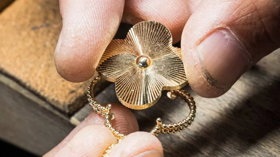 Van Cleef & Arpels_Alhambra / photo Van Cleef & Arpels guilloche