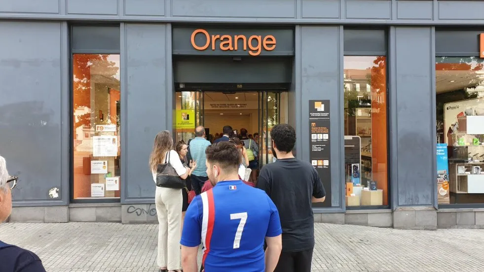 Clients, boutique Orange, panne d'internet /Photo 7 Jours à Clermont
