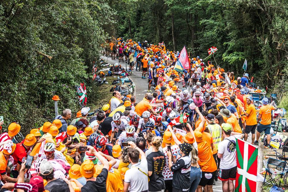 Coureurs dans la foule / Photo ASO - Charly Lopez