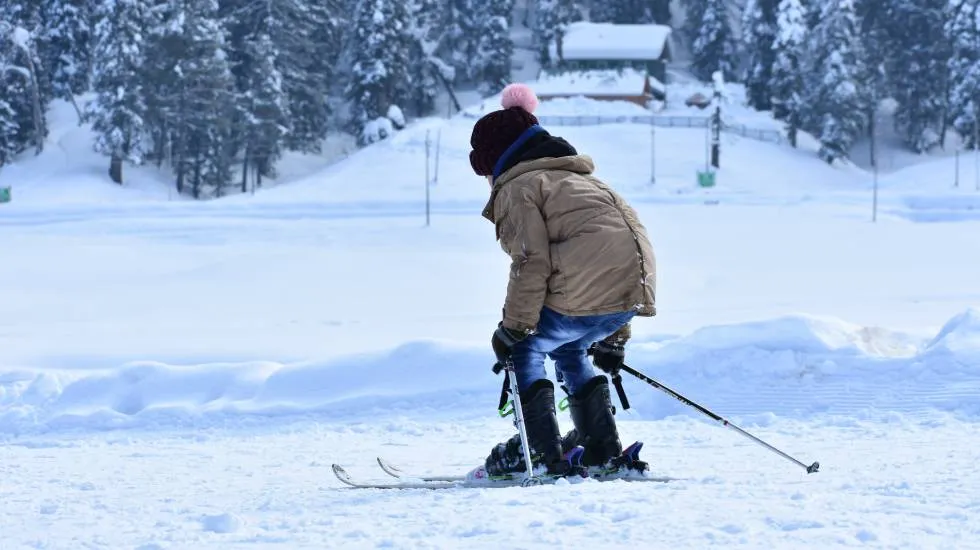 Enfant sur des skis / Photo Hurrah Suhail-Pexels