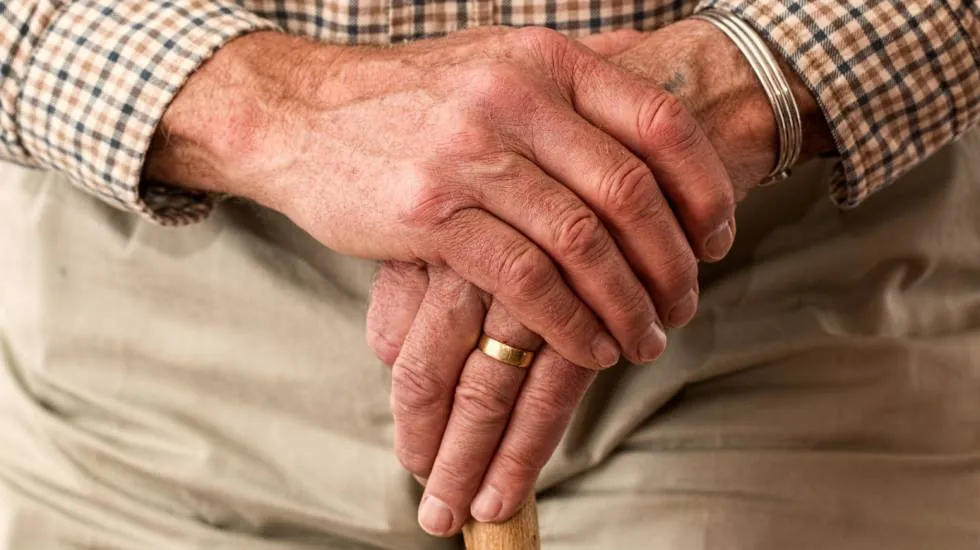 Personne âgée avec canne / Photo Pixabay