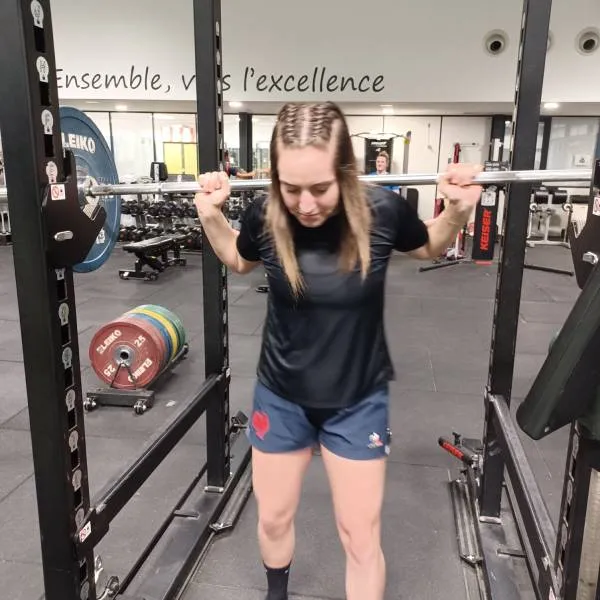Zoe Tixier en pleine séance de musculation
