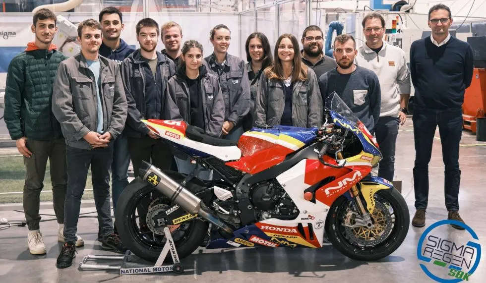 Les étudiants Sigma Regen Superbike avec la machine National Motos / Photo DR