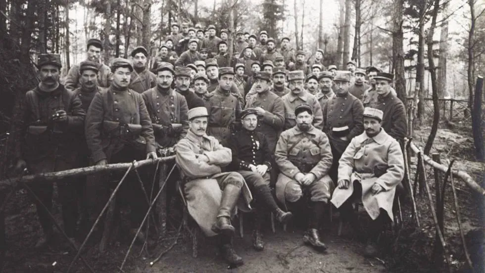 Mitrailleurs du 92e RI début 1915 Cantonnement de bref repos du Cessier (commune de Beuvraignes, Somme) Photo DR