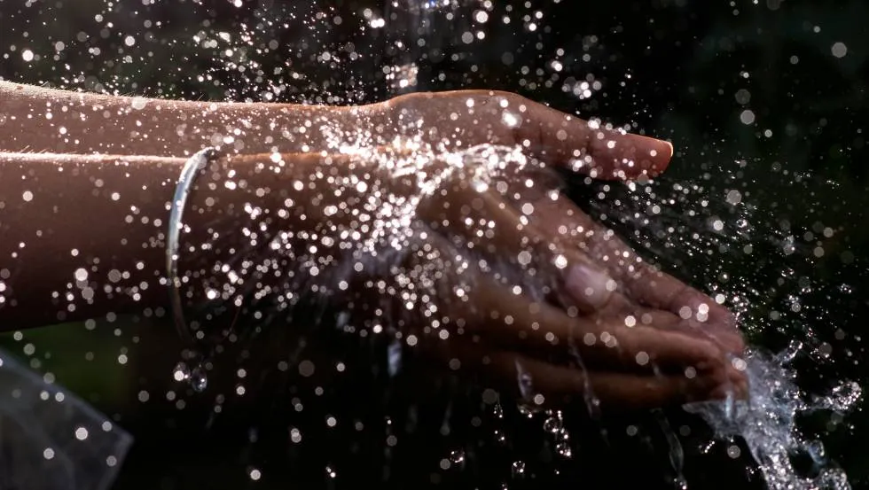 Mains dans l'eau / Photo Farooq Khan Pexels