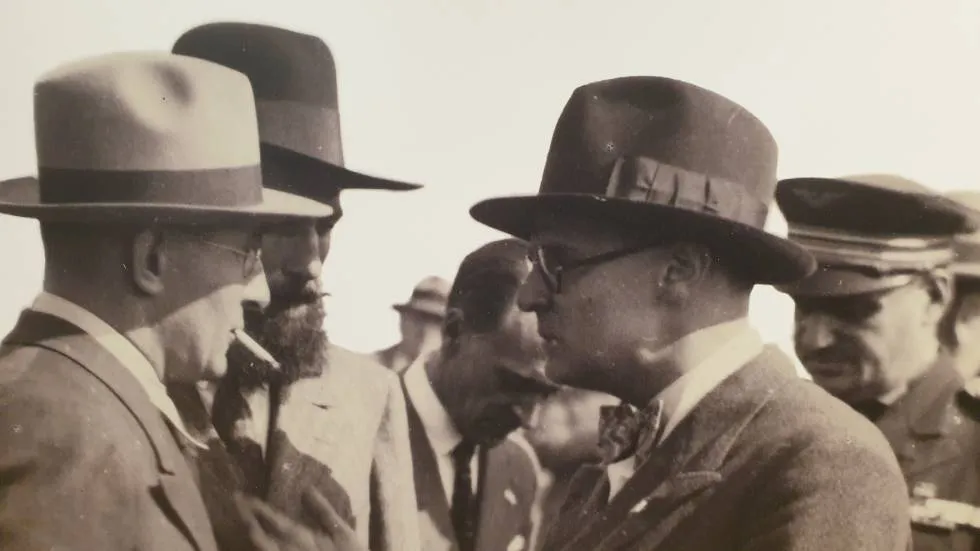 Henri Andraud, homme politique, à Gauche avec lunettes et cigarette / Photo DR