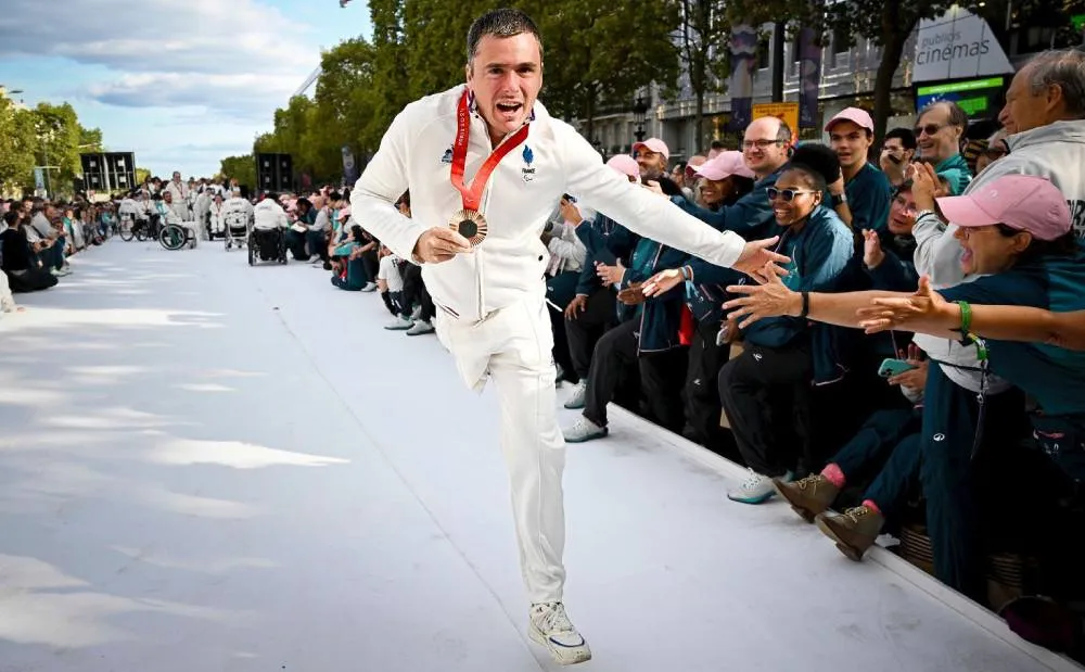 Aux ChampsElysées / Photo Comité Paralympique
