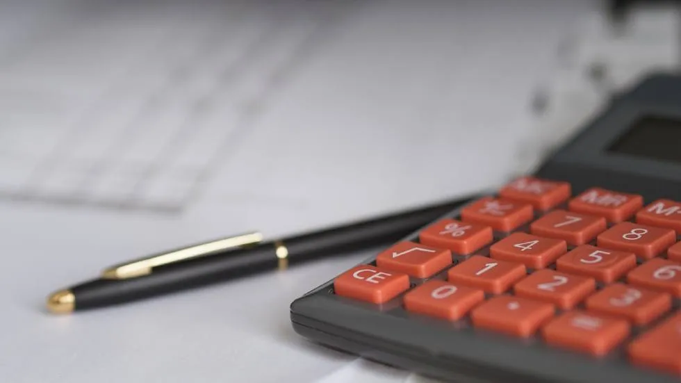 Stylo et calculette / Photo Pixabay