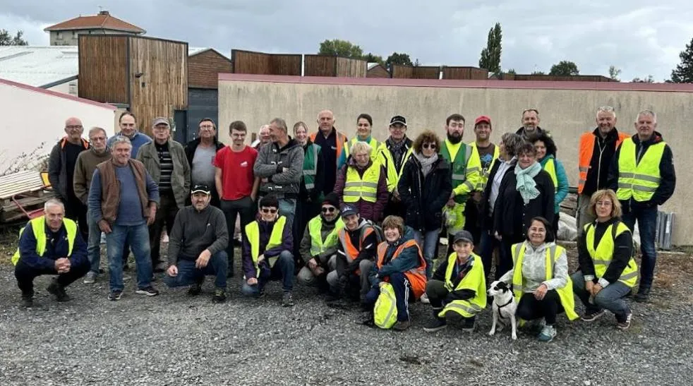 Citoyens et bénévoles de Gerzat, nettoyeurs de déchets sauvages / Photo DR