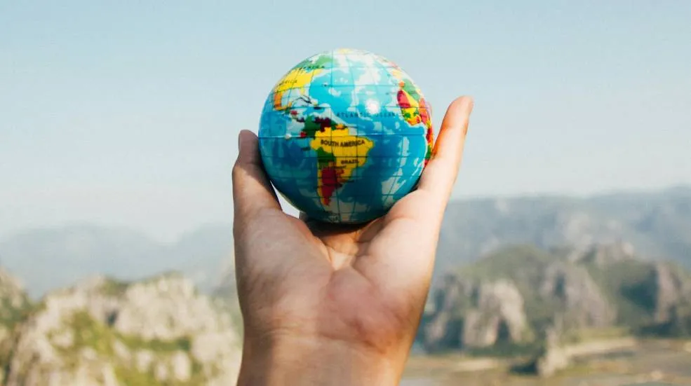 Le monde dans la main / Photo Porapak Apichodilok -Pexels