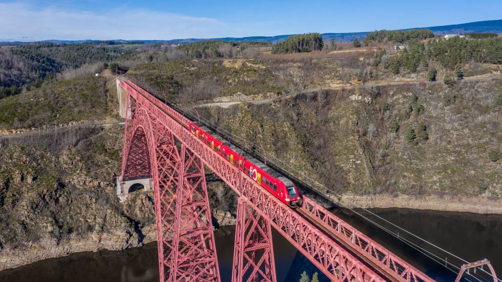 Train sur la Ligne Aubrac - Viaduc de Garabit - photo Antoine Poncet