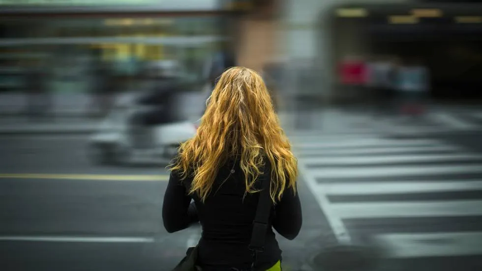Femme dans la rue / Photo Ohurtsov-Pixabay