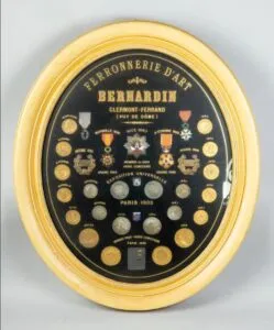 Cadre avec médailles de JB. Bernardin / Photo Ivoire