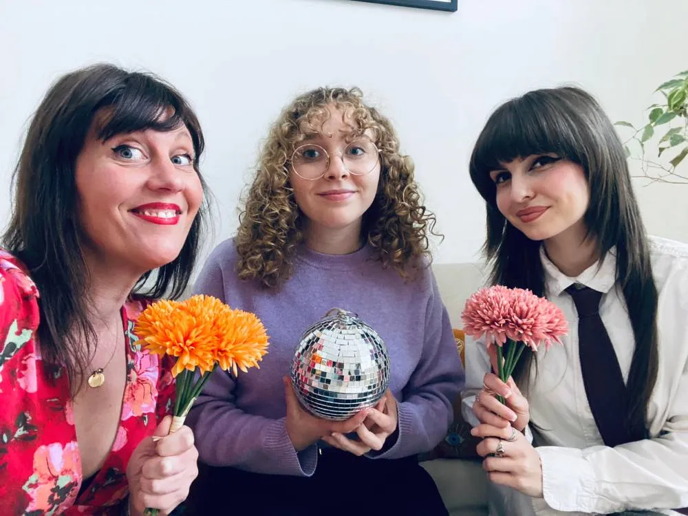 L'équipe de QLF : Mélanie, Laura, stagiaire et Anaïs graphiste/ Photo QLF