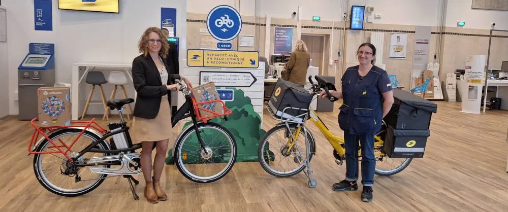 Nathalie Robin, Directrice de Secteur La Poste Grand Public et Numérique et Nadège AUBOIS, Factrice Service Experte et utilisatrice du vélo à assistance électrique Photo / La Poste
