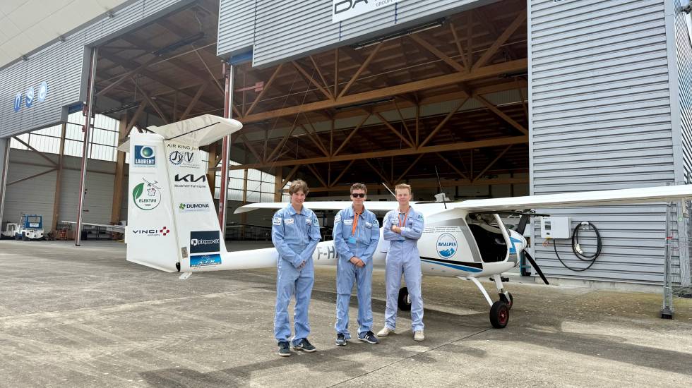 Pipistrel Velis Elektro recharge sur la borne NSE / Photo Vinci Airports