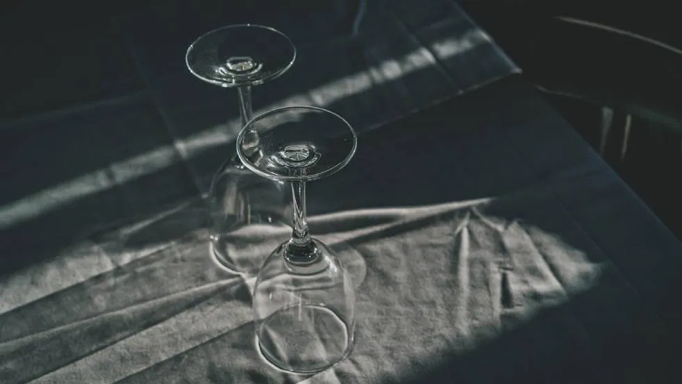 Table / Photo Antonio Cansino-Pixabay